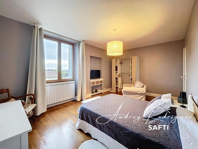 Maison - 310 m² - 11 pièces