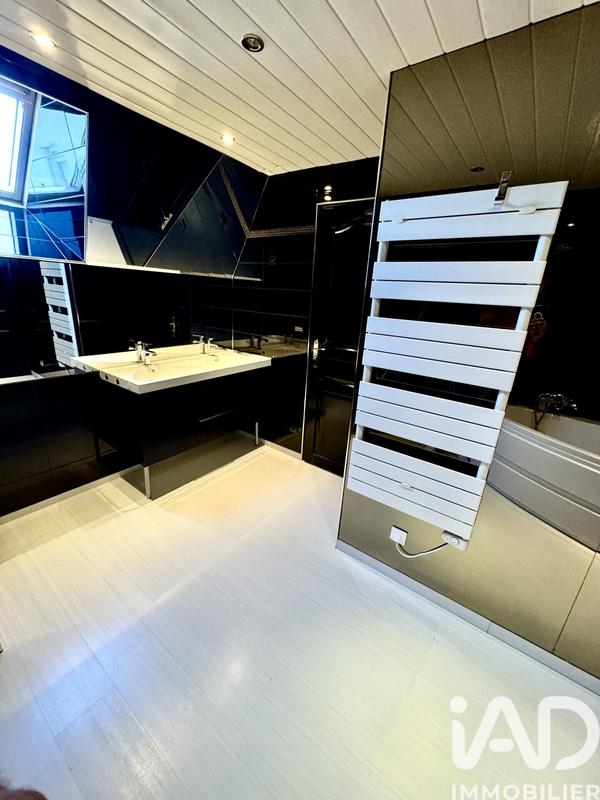 Maison - 240 m² - 8 pièces