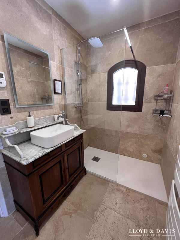 Maison - 275 m² - 9 pièces