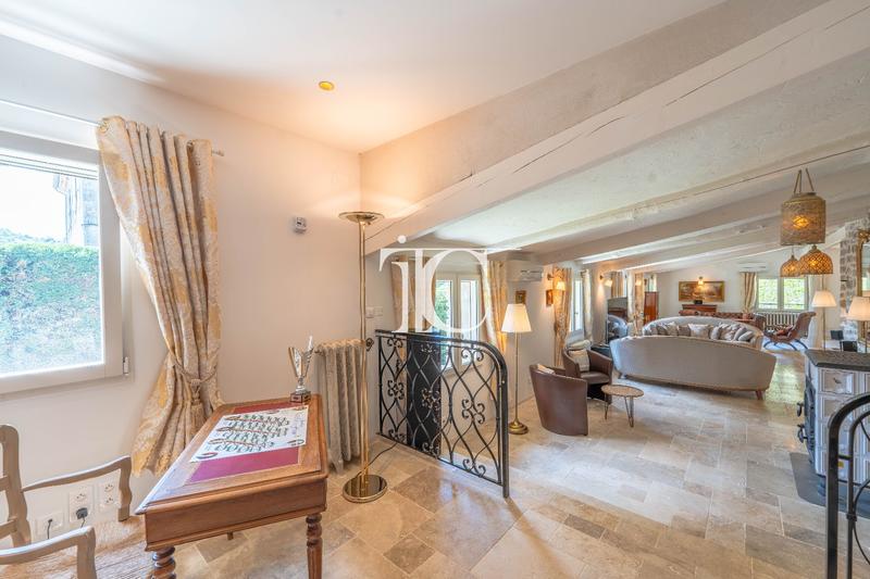 Maison - 397 m² - 12 pièces