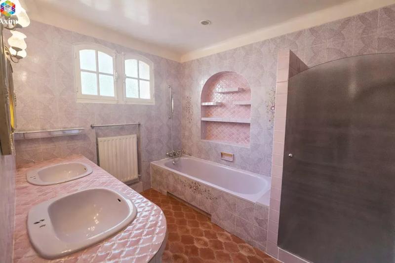 Villa - 218 m² - 8 pièces