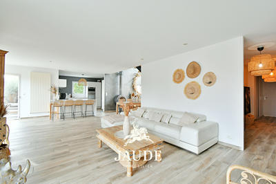 Maison - 236 m² - 9 pièces