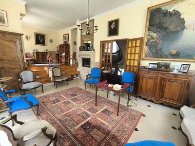 Maison - 234 m² - 8 pièces