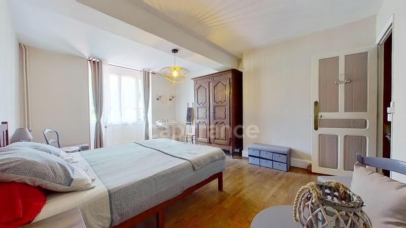 Maison - 248 m² - 8 pièces