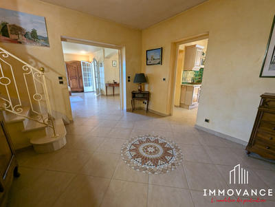 Maison - 220 m² - 8 pièces