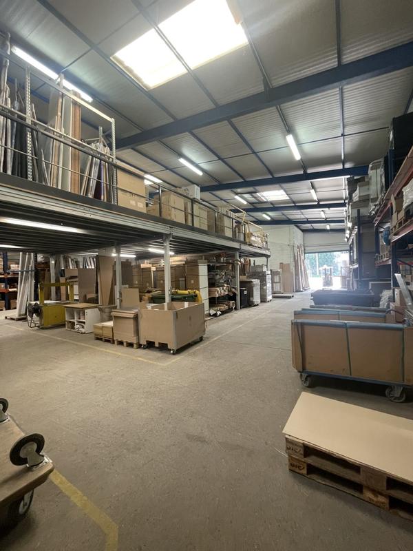 Entrepôt - 1 915 m²