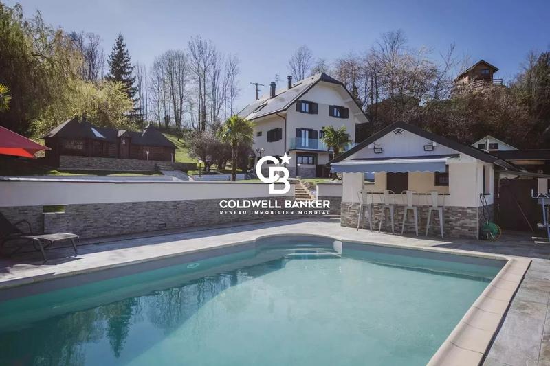 Maison - 280 m² - 10 pièces