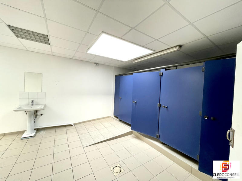 Local d'activités - 696 m²