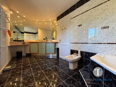 Maison - 237 m² - 8 pièces