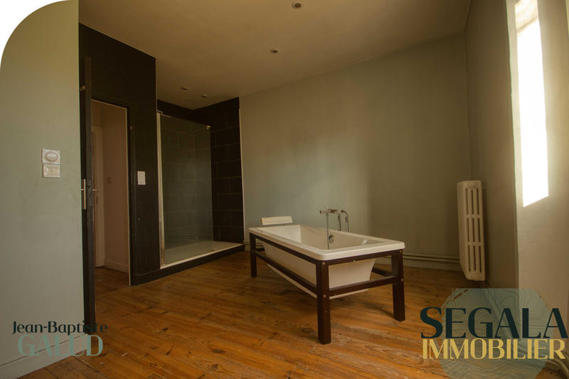 Maison - 230 m² - 8 pièces