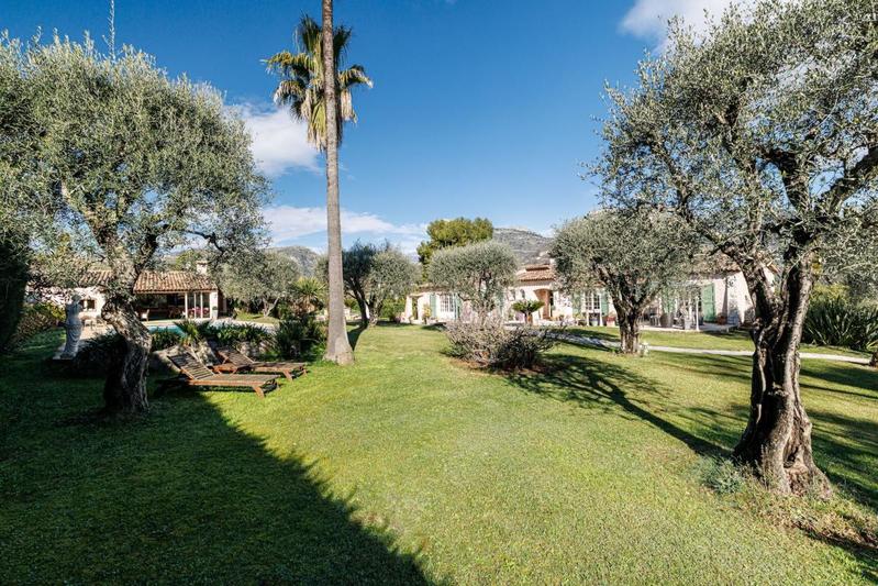 Propriété - 300 m² - 7 pièces