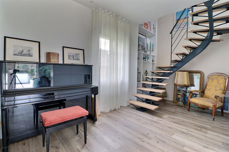 Maison - 239 m² - 8 pièces