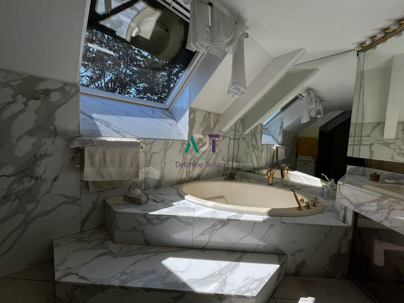 Maison - 249 m² - 9 pièces