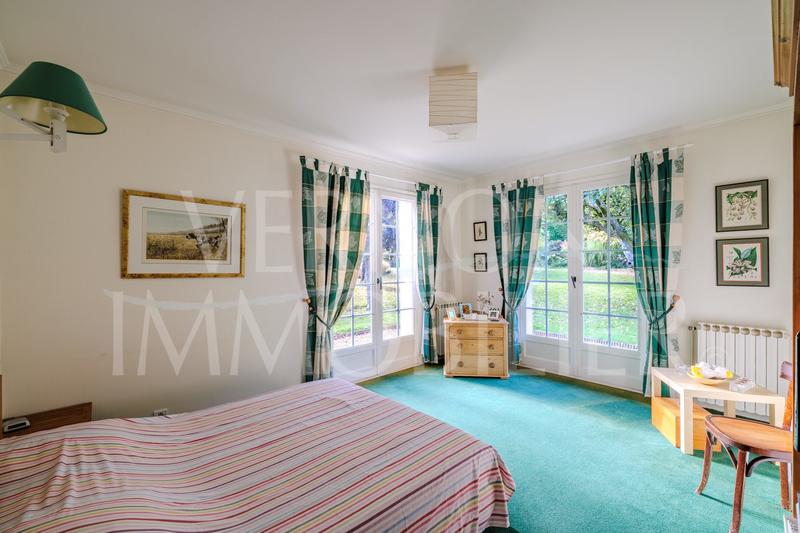 Maison traditionnelle - 270 m² - 8 pièces