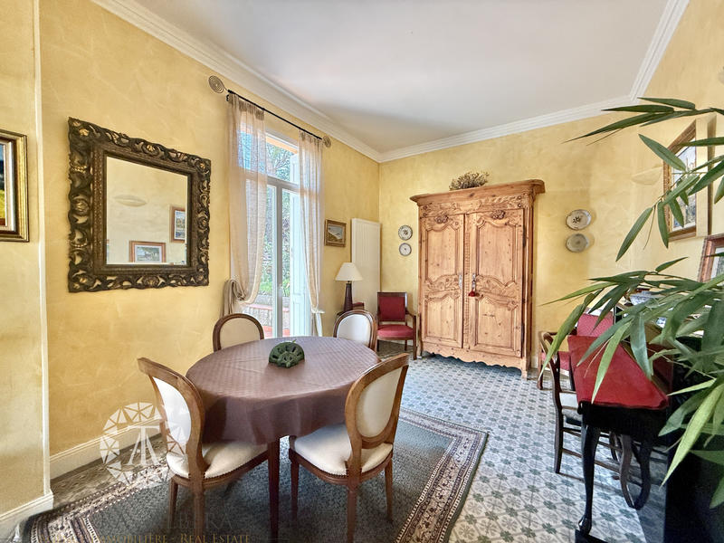 Villa - 219 m² - 10 pièces