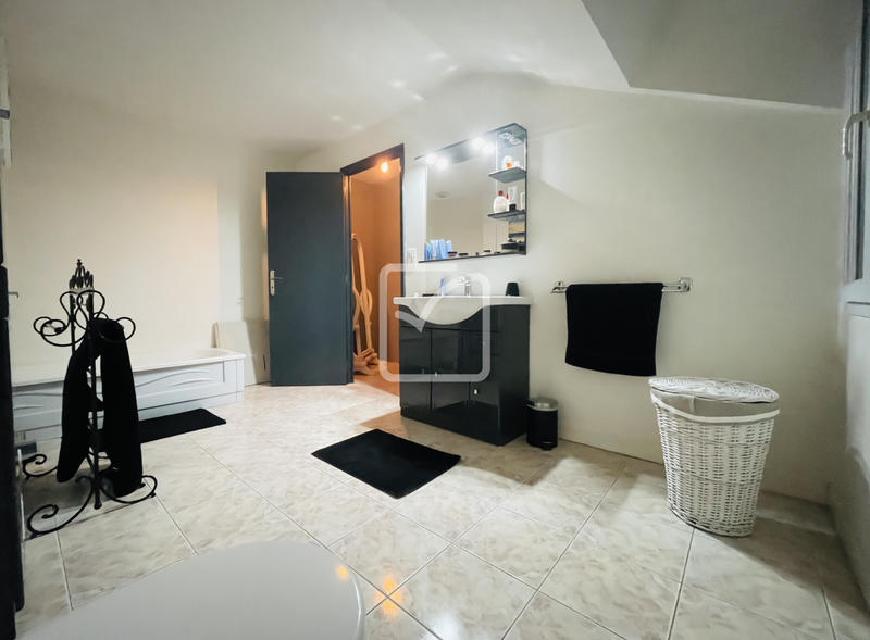 Maison - 281 m² - 9 pièces