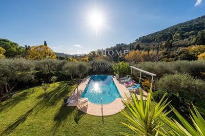 Propriété - 305 m² - 9 pièces