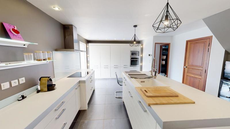 Maison - 305 m² - 5 pièces