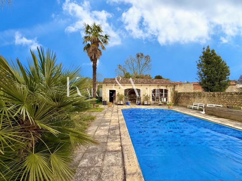 Maison - 330 m² - 9 pièces