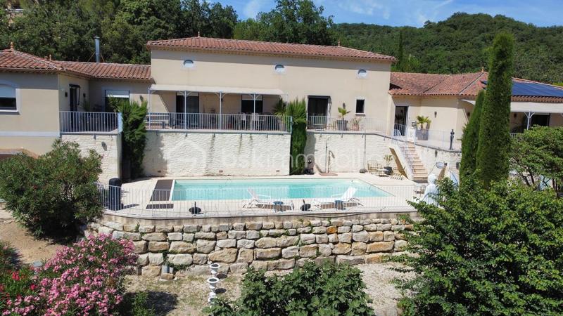 Maison - 370 m² - 12 pièces