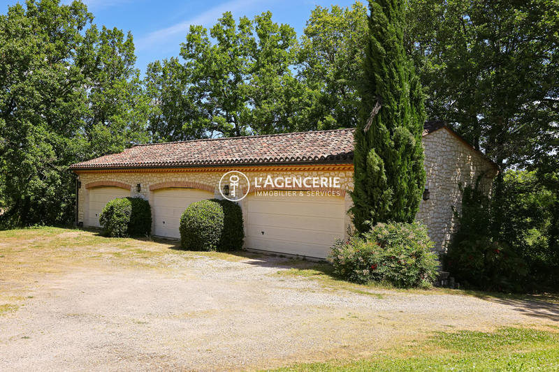 Maison - 414 m² - 9 pièces