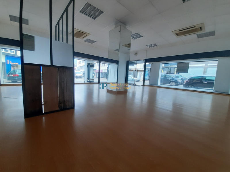 Local commercial - 250 m² - 6 pièces