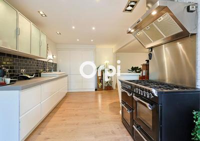 Maison - 300 m² - 8 pièces