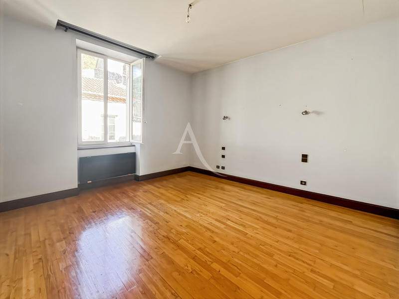 Maison - 230 m² - 8 pièces