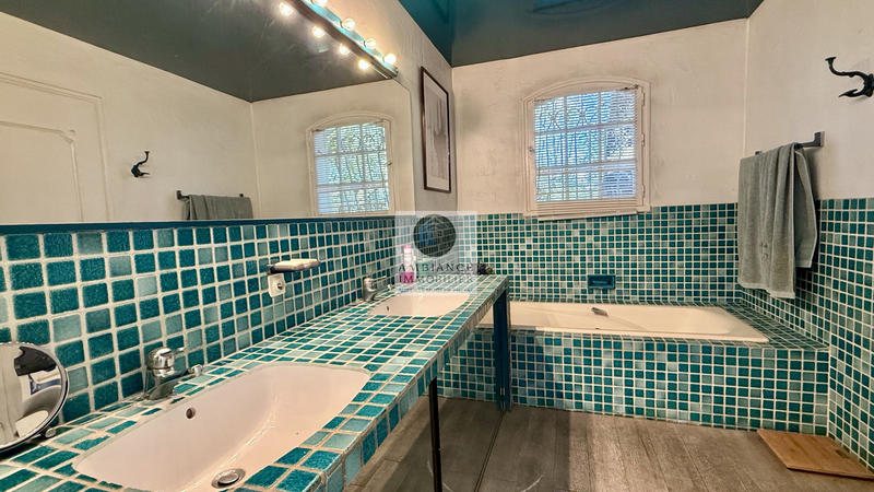 Maison - 240 m² - 7 pièces