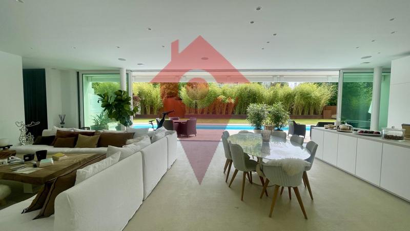 Maison - 285 m² - 8 pièces