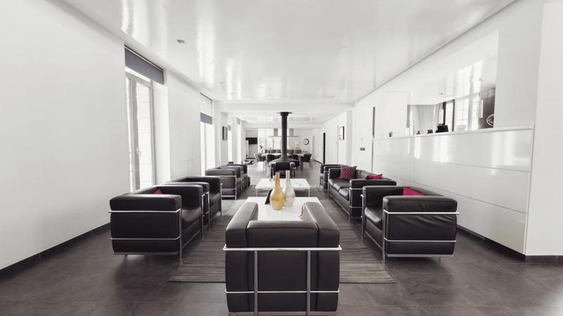 Maison - 1 200 m² - 16 pièces