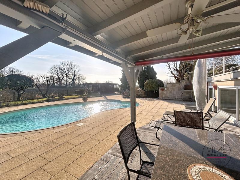 Maison - 235 m² - 8 pièces