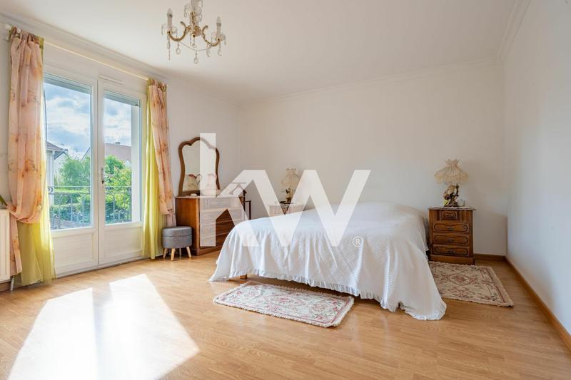 Maison - 250 m² - 8 pièces