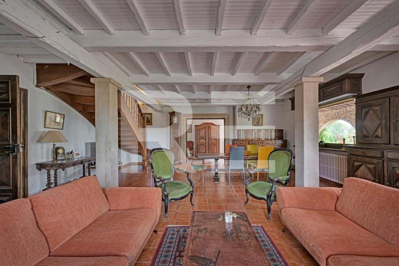 Maison - 238 m² - 7 pièces