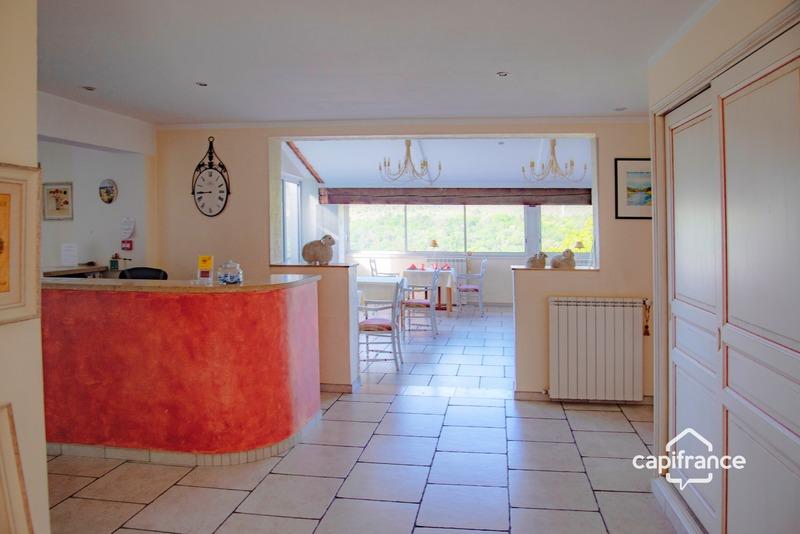 Maison - 351 m² - 16 pièces