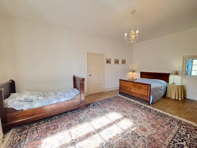 Maison - 220 m² - 6 pièces