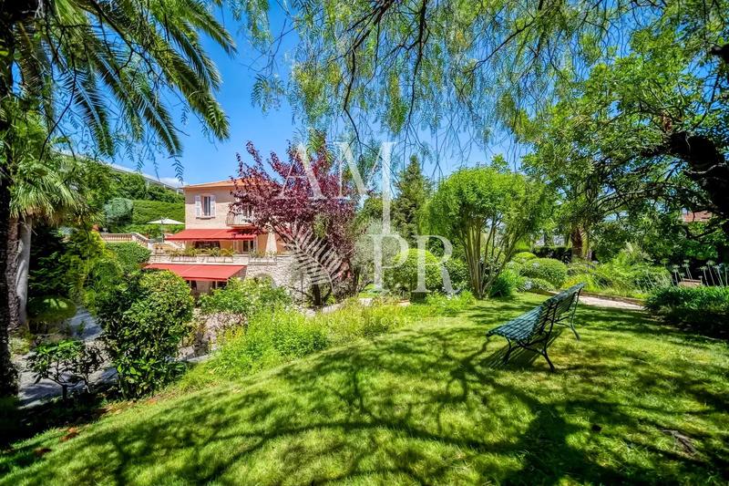 Villa - 300 m² - 7 pièces