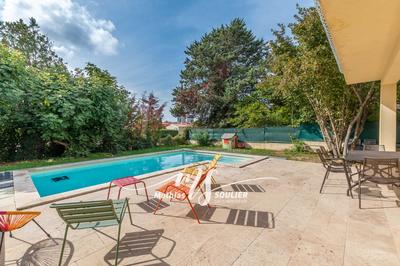 Maison - 240 m² - 9 pièces