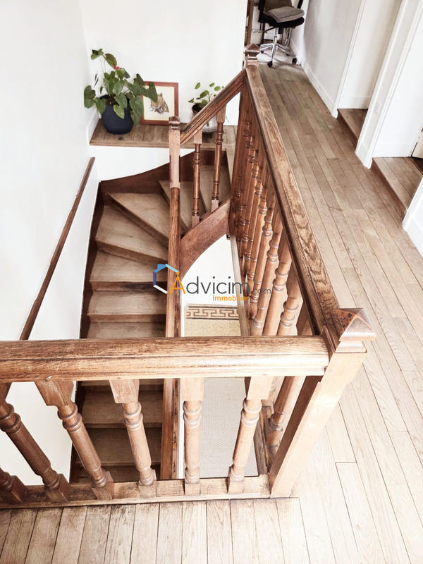 Maison - 233 m² - 8 pièces