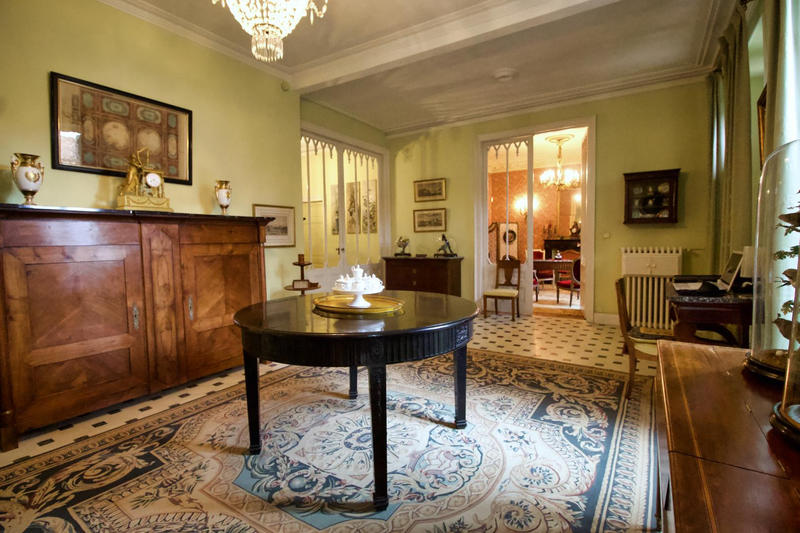 Maison - 247 m² - 15 pièces