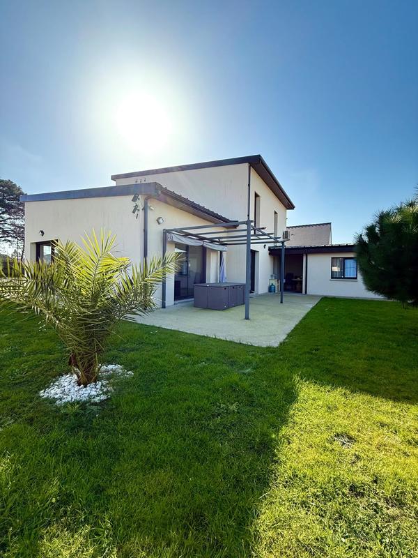 Maison - 142 m² - 8 pièces