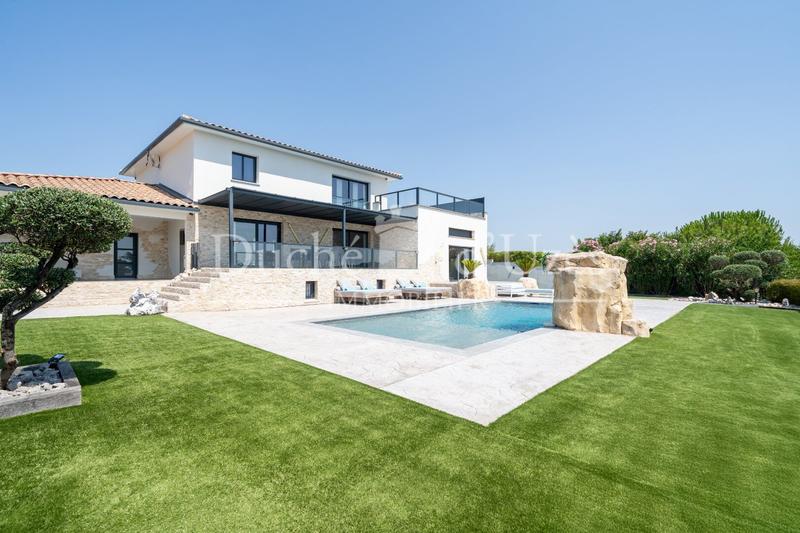 Maison - 300 m² - 9 pièces