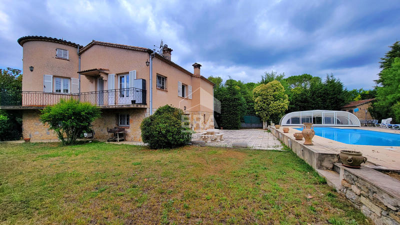 Maison - 270 m² - 8 pièces