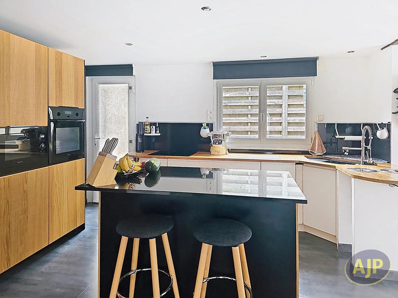 Maison - 189 m² - 8 pièces