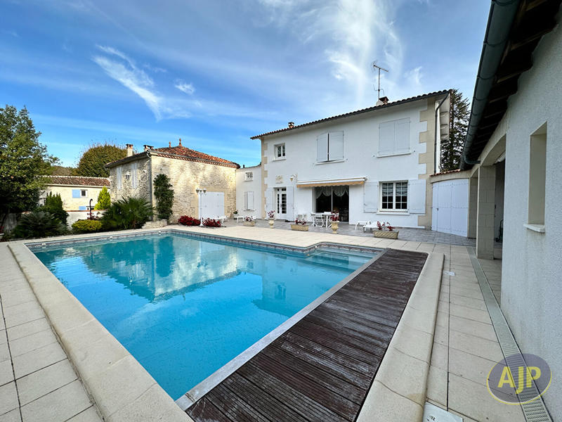 Maison - 260 m² - 8 pièces