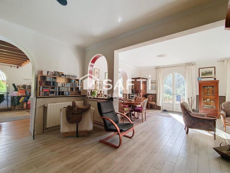 Propriété - 255 m² - 8 pièces