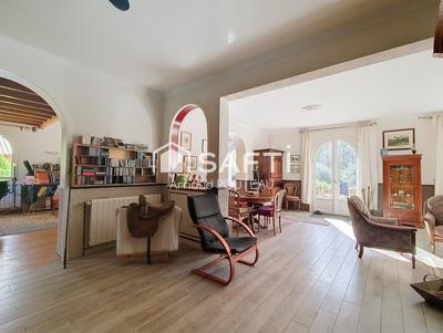 Propriété - 255 m² - 8 pièces