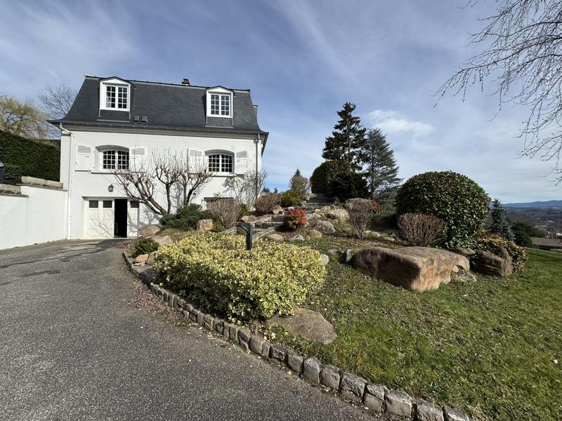 Maison - 204 m² - 9 pièces