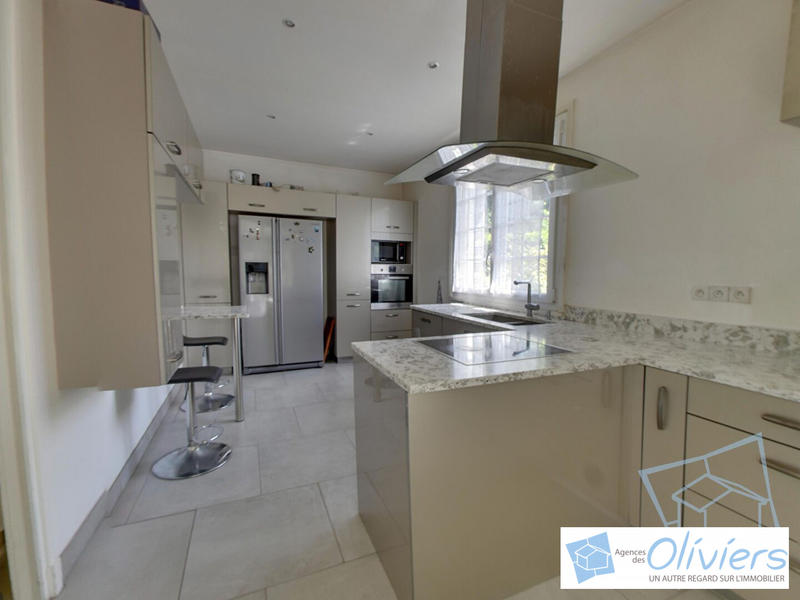 Maison traditionnelle - 270 m² - 9 pièces