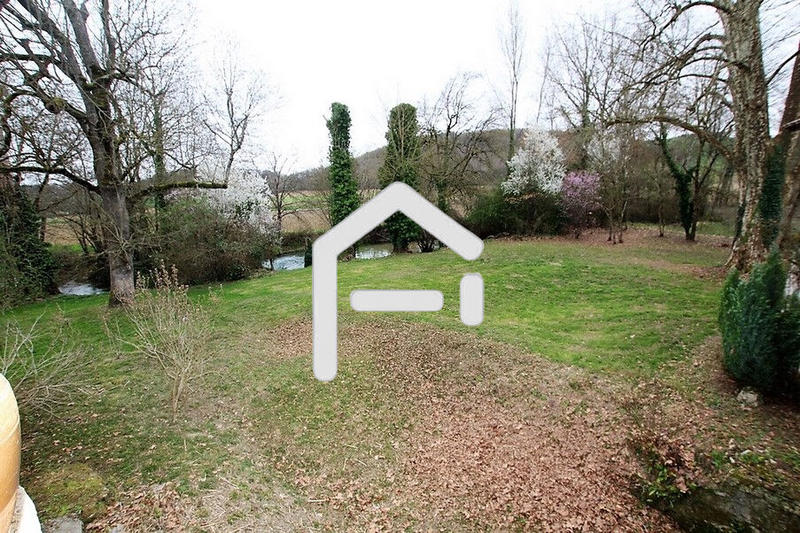 Maison - 943 m² - 24 pièces